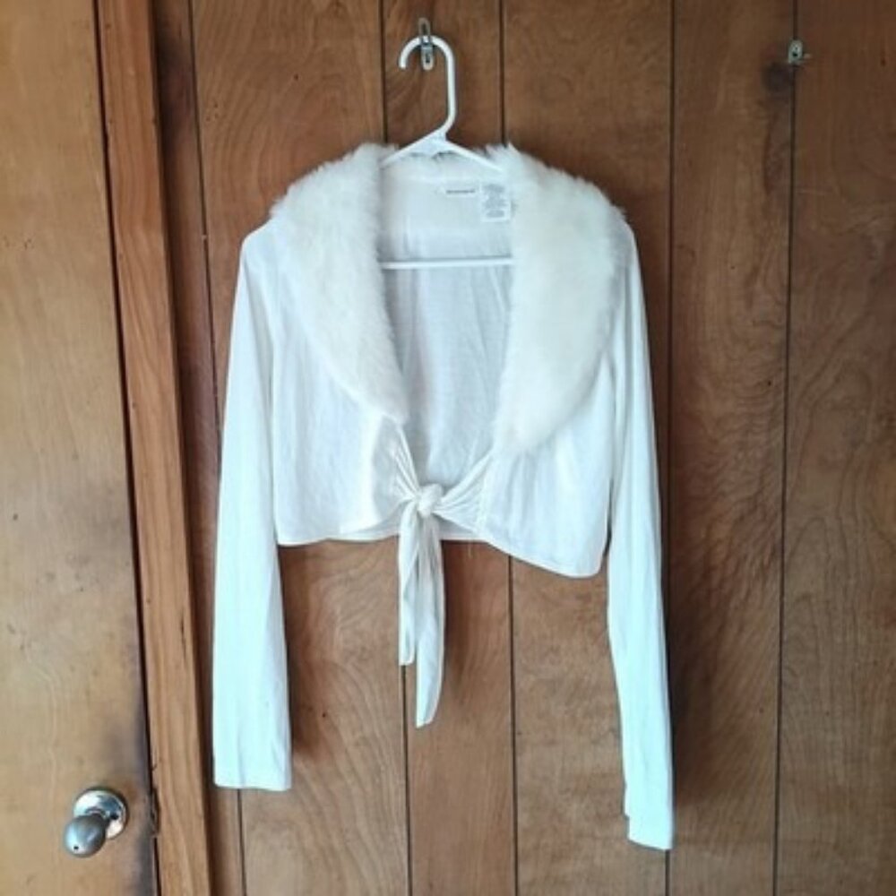 No Boundaries Juniors L White Faux Fur Collar Tie Front Cropped Shrug Sweater